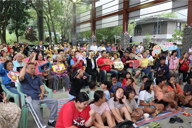 南投县长许淑华、信义乡长全智坚在久美部落举行转播，一起为甘家葳加油。（南投县政府提供／杨静茹南投传真）