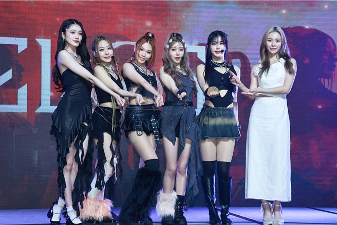  女团「ELL＆s」7月31日举办出道及新曲〈Elevatah〉发布记者会，Elkie庄锭欣到场助阵。（罗永铭摄）