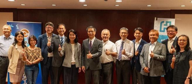 櫃買中心總經理李愛玲(左六)、富邦綜合證券總經理郭永宜(中)及與會公司管理階層假台北遠東香格里拉飯店舉辦「推動優質企業上(興)櫃宣導會」會場合影留念。圖／櫃買中心提供