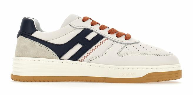 远百信义A13 HOGAN H630燕麦白与深蓝拼接皮革男女同款休閒鞋，推荐价2万1000元。（远百提供）