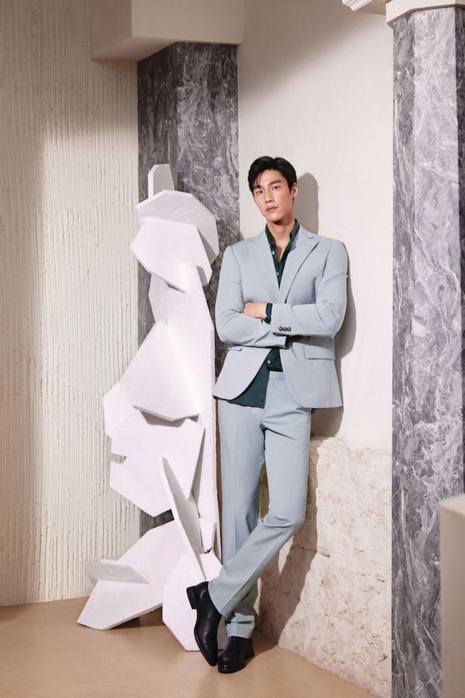 高雄大远百G2000正价套装三件组，售价1万2570元、特价8490元。（远百提供）