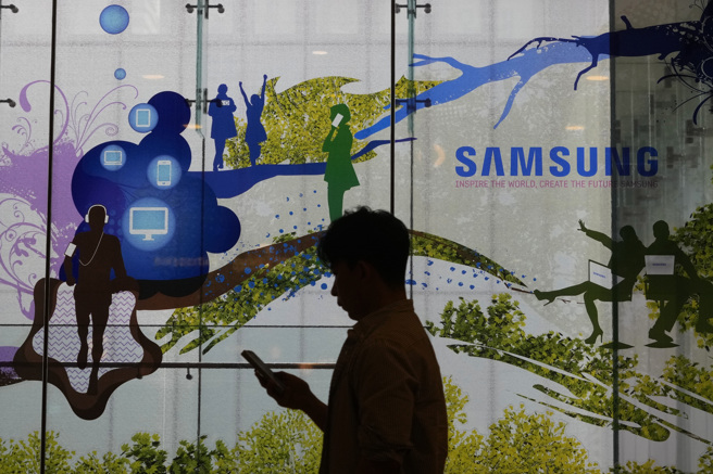 三星电子时隔2年重新夺回全球最大半导体厂的名号。（图／美联社）