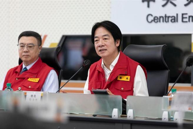 总统赖清德24日亲自前往中央灾害应变中心坐镇。图／总统府提供