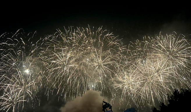 「2024 大稻埕夏日節」上禮拜因颱風凱米延期，今（31）日以全新主題「台北星夜 光耀稻埕」施放近3千發煙火彈。（劉瑋晴攝）