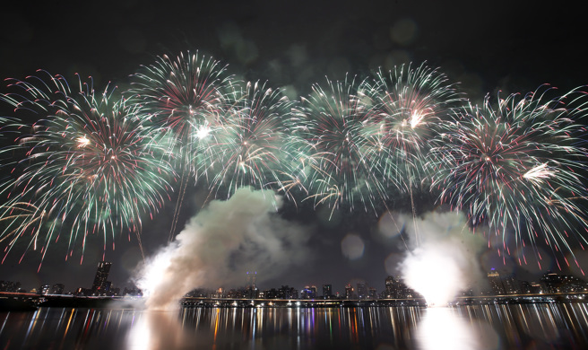 2024大稻埕夏日節煙火秀31日在北市大稻埕碼頭外河濱舉行，繽紛絢爛的煙火閃耀夏夜天空。（姚志平攝）