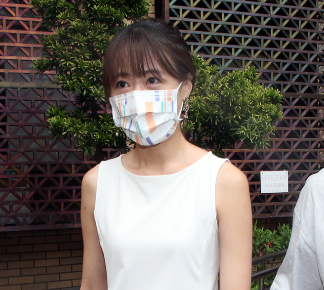 台北地院26日宣判新竹市长高虹安担任立委期间被控诈领助理加班费案，高虹安的前助理、绰号「公卫文」的王郁文（见图）遭判刑2年，获宣告缓刑5年，听判后离开台北地院。（资料照，赵双杰摄）