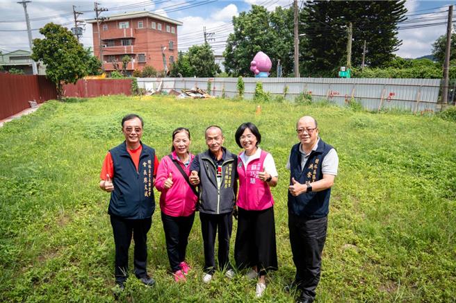 民進黨立委蘇巧慧今（31）日出席樹林西園市民活動中心開工動土儀式，蘇巧慧表示，先前西園活動中心為配合三鶯二橋興建工程而拆除，現在找到新基地重新興建，期盼能提供當地居民更好的生活環境。
