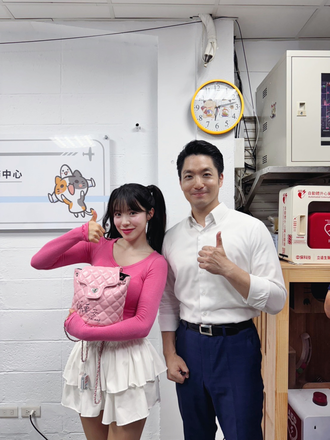 台北市長蔣萬安與李多慧在南機場夜市大啖美食後，開心合影。（圖／奧比懷登 提供）