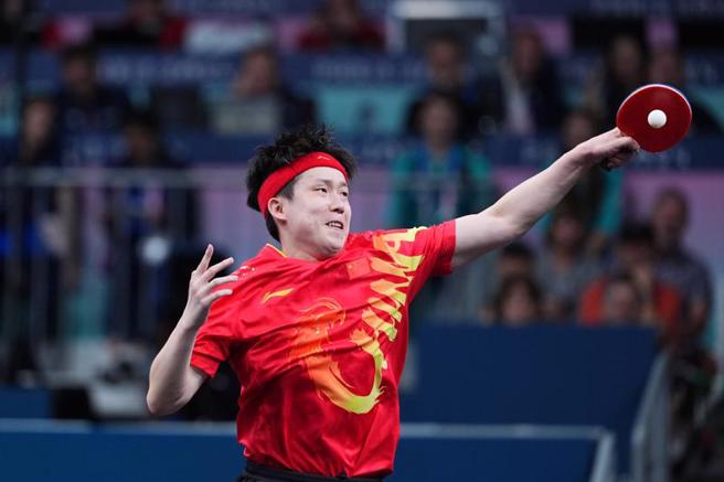 在巴黎奧運會桌球男子單打32強賽中，大陸選手王楚欽2比4負於瑞典隊選手莫雷加德，爆冷出局。（ 中新社）