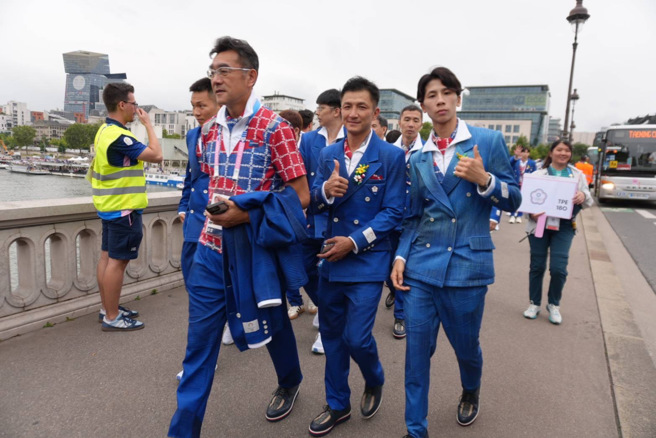 中華隊拳擊好手林郁婷（右）與教練曾自強（中）日前參加巴黎奧運開幕式。（體育署提供）