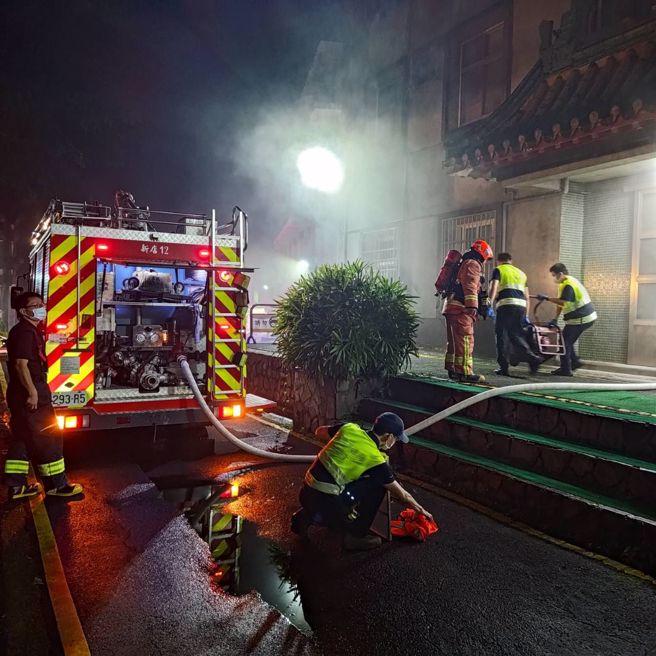 国史馆新店分馆内，不断飘出灭火气体FM200。（翻摄画面）