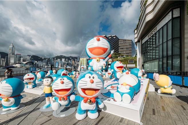 「100％多啦A梦户外展区」展出全球最高的12公尺多啦A梦充气雕塑，伴随34个动漫多啦A梦及其亲友的1：1原型大雕塑。 (AllRightsReserved提供)