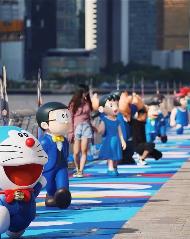 多啦A梦与好友大雄等人穿上礼服，沿着星光大道陪伴13位香港电影工作者的漫画化人形立牌，向香港电影致敬。(AllRightsReserved提供)