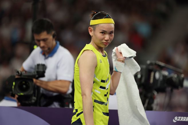 巴黎奥运止步羽球女单小组赛，戴资颖难掩遗憾心情，在场上哭成泪人儿。（杜宜谙摄）