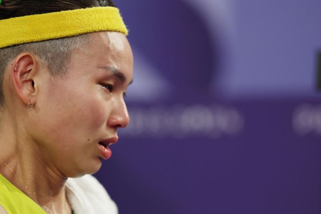 巴黎奧運止步羽球女單小組賽，戴資穎難掩遺憾心情，在場上哭成淚人兒。（杜宜諳攝）