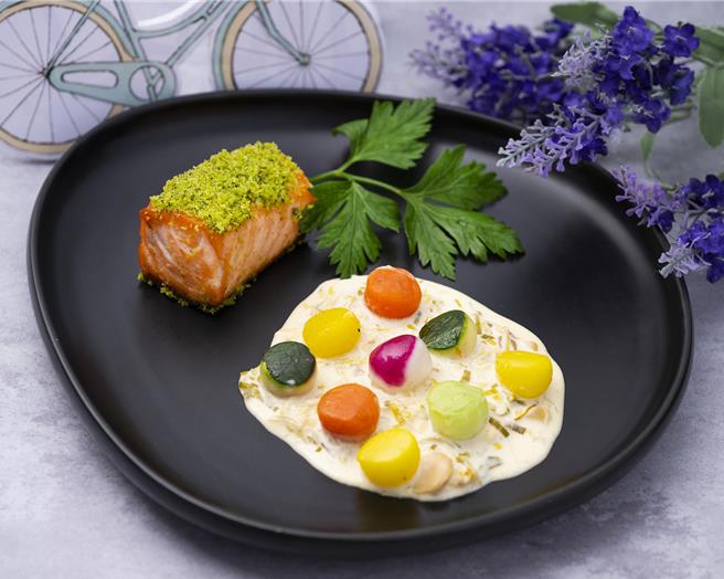 法國女人保持身材的必吃美食「韭蔥奶油烤鮭魚」，以常見於法式料理的韭蔥入饌，售價580元。(台北遠東香格里拉提供)