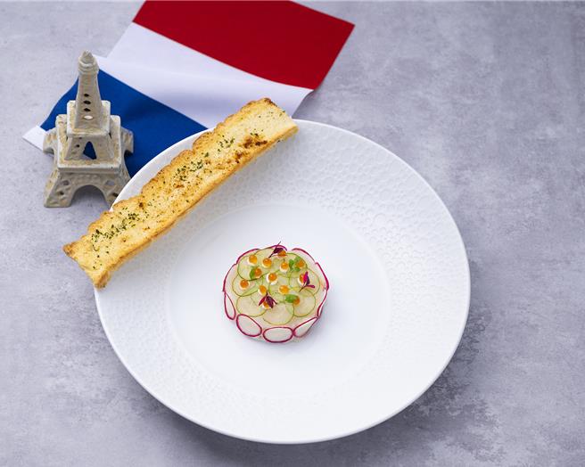 主廚推薦法式前菜「法式帝王蟹干貝塔」，主廚以精湛刀工與巧手，在餐桌上綻放一朵絢麗的花朵，層層構築出法式料理美學，售價880元。(台北遠東香格里拉提供)