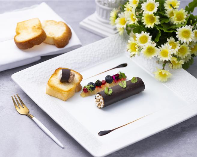 被譽為人間美味的「法國佩里戈爾鴨肝慕斯」，主廚將黑巧克力捲起，填入來自法國佩里戈爾上等的鴨肝慕斯，兩側點綴酥脆的爆米香，口感驚喜，售價680元。 (台北遠東香格里拉提供)