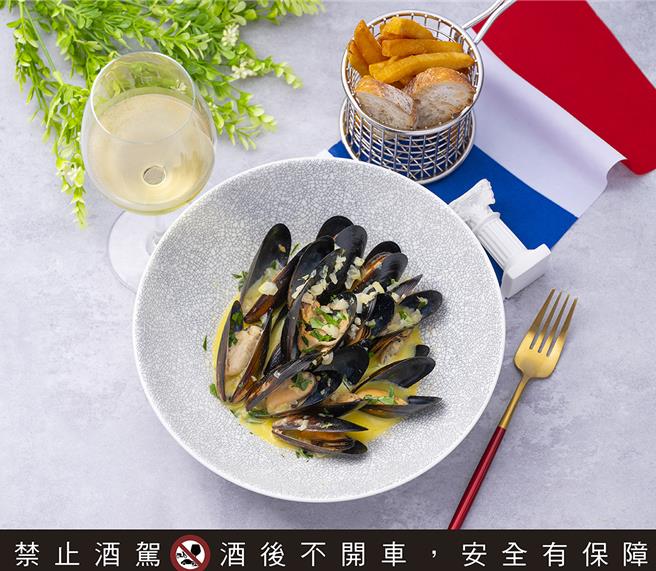 「巴黎風味白酒淡菜」這道料理源自比利時，現已成為法國家常海鮮料理，也是巴黎街頭大小餐廳酒館常見的國民美食，售價480元。(台北遠東香格里拉提供)