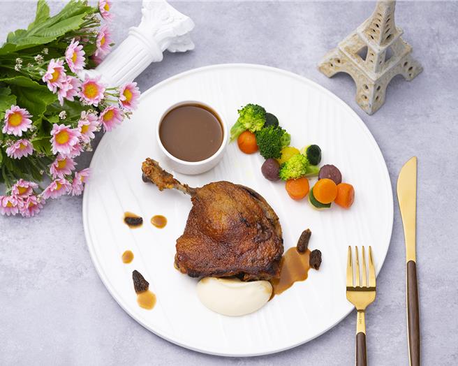 源自南法的法國餐酒館招牌菜「羊肚菌油封鴨腿」，製程繁複，售價680元。(台北遠東香格里拉提供)