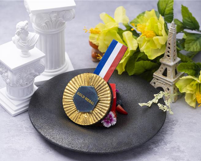 奪目光彩的特色甜點「法芙娜百香果金牌巧克力」，展現奧運金牌的榮耀光采，售價350元。(台北遠東香格里拉提供)