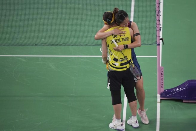 戴资颖哭了！最后一舞落幕 泪拥好友伊瑟侬。（图/美联社）