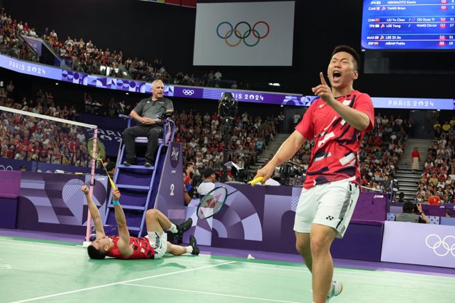 李洋（右）、王齊麟獲勝當下開心慶祝。（杜宜諳攝）