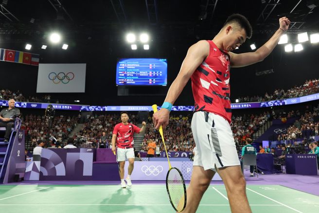 王齊麟（前）、李洋為好球喝采。（杜宜諳攝）