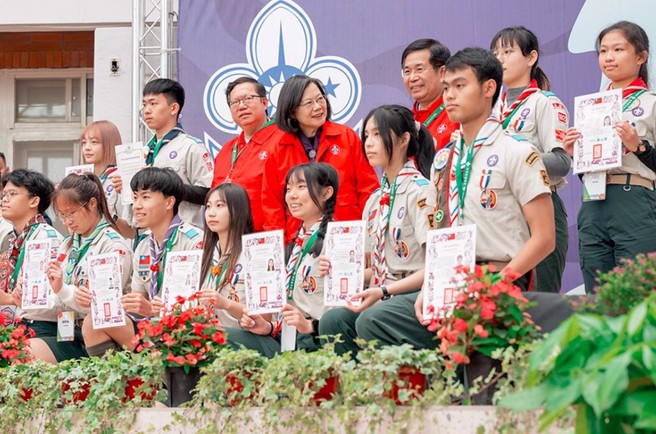 图为2024年3月，时任总统蔡英文、时任行政院副院长暨中华民国童军总会理事长郑文灿、时任教育部长潘文忠等，出席童军节活动。 (翻摄自总统府网站)