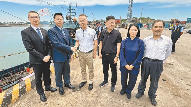 金门「0214渔船翻覆事件」30日协商终达共识，海巡署副署长谢庆钦（左二）与大陆晋江市金井镇长庄东航（左三）握手致意。（于家麒摄）