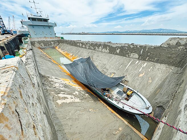 我方归还陆籍渔船，由陆方的船舶载回晋江围头港。（于家麒摄）