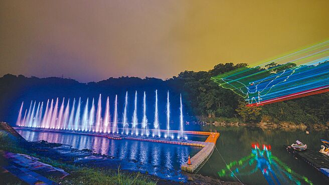 2023年「碧潭水舞」舉辦時間與和美山螢火蟲繁殖期重疊，影響在地生態，新北市審計處認為觀旅局規畫欠妥，有待檢討。觀旅局回應，雷射範圍有避開螢火蟲復育區，未對生態環境造成影響。（新北市觀旅局提供／陳慰慈新北傳真）