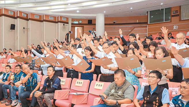 8月1日正式進入新學年，嘉義縣政府教育處30日舉行113學年度國中小校長交接布達典禮。（嘉義縣政府提供／呂妍庭嘉義傳真）