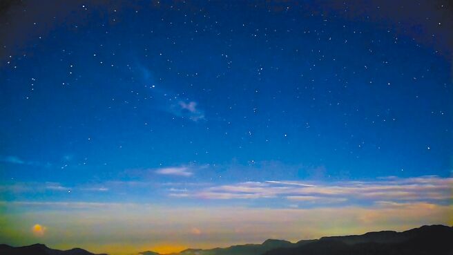 台东县府在海端乡南横大关山隧道设置全台海拔最高4K即时影像，捕捉到南横垭口满天星斗画面，大批网友震撼表示「美翻了」，关山工务段提醒民眾颱风后勿上山。（台东县府提供／蔡旻妤台东传真）