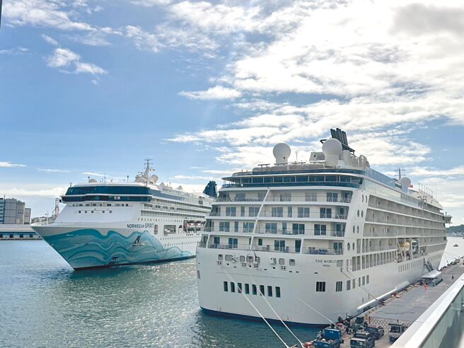 挪威邮轮奋进号（左）30日下午驶进高雄港，不少民眾特别前来观看拍照，与世界号（右）同时停靠在高雄港旅运中心。（洪靖宜摄）