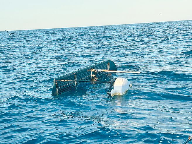 疑似美軍無人水面艦艇30日再現澎湖海域，這次海巡隊偷偷藏起，祕而不宣。（仨牧號提供／許逸民澎湖傳真）