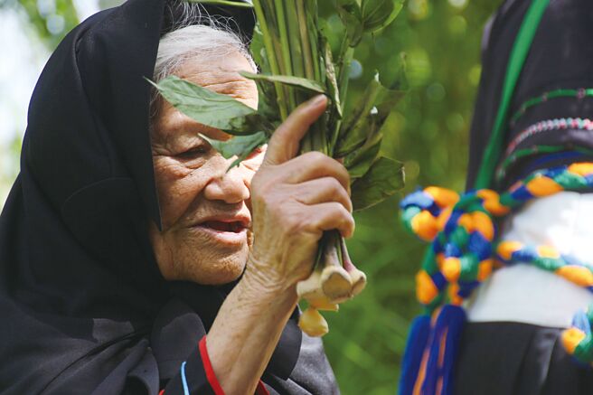 「花莲县吉安乡东昌村阿美族里漏部落巫师祭仪」保存者高金妣辞世，享寿86岁。（财团法人原住民音乐基金会提供）