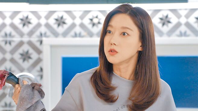 吳丞芽在《第三次結婚》飾演的女主角「鄭多貞」遭閨蜜背叛。（中天娛樂台提供）