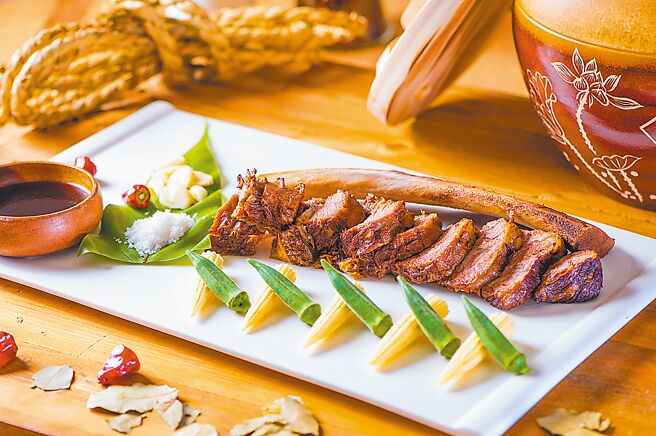 「泉鄉美食家套券」每張1000元面額可折抵館內餐廳消費1200元。（大地酒店提供）