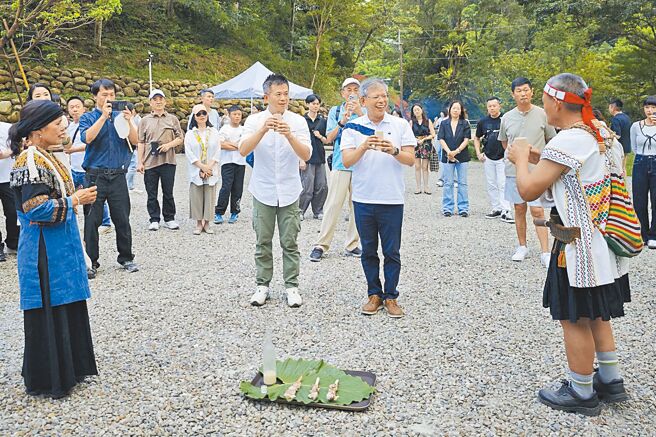 晚宴活動由泰雅部落習俗敬山儀式開始。（陳大任攝）
