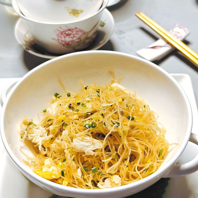 「強哥的難忘之味」是主廚陳偉強的拿手招牌菜，創意來自他小時候過年必吃炒米粉、頂湯。（陳大任攝）