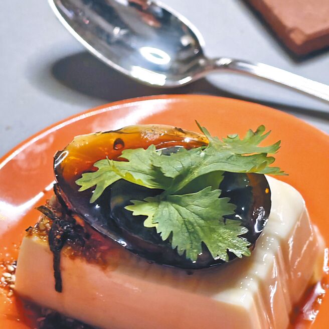 創意點心「皮蛋豆腐」是黑糖芝麻皮蛋、豆漿奶凍、焦糖杏仁碎、辣椒黑糖醬組成。（陳大任攝）