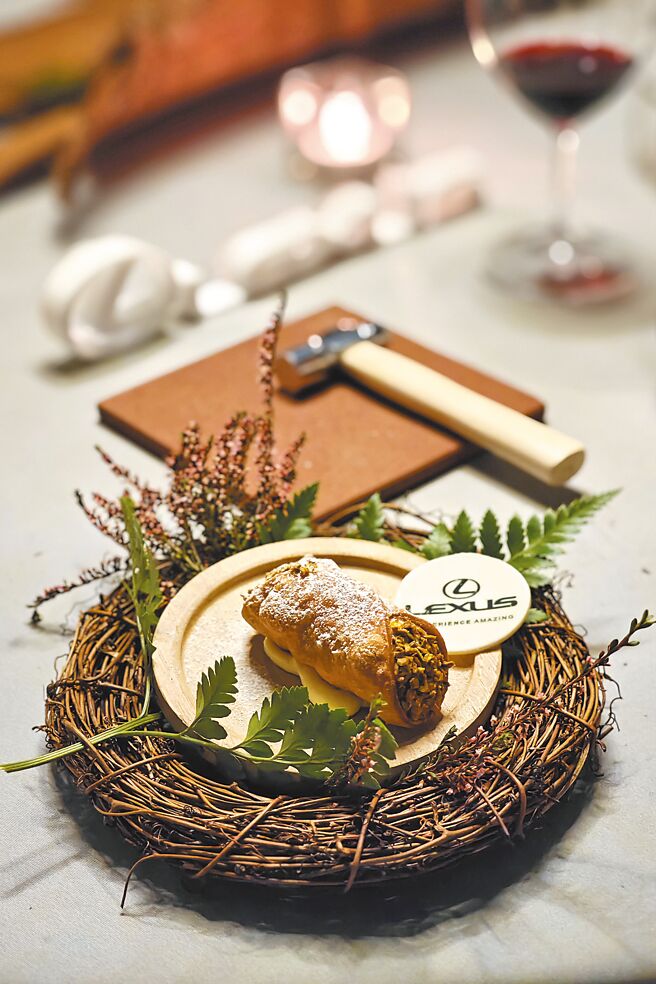 「道地の傳統味Cannoli & BABA」中的卡諾里卷Cannoli，相傳是阿拉伯人統治西西里島時發明的點心。（陳大任攝）