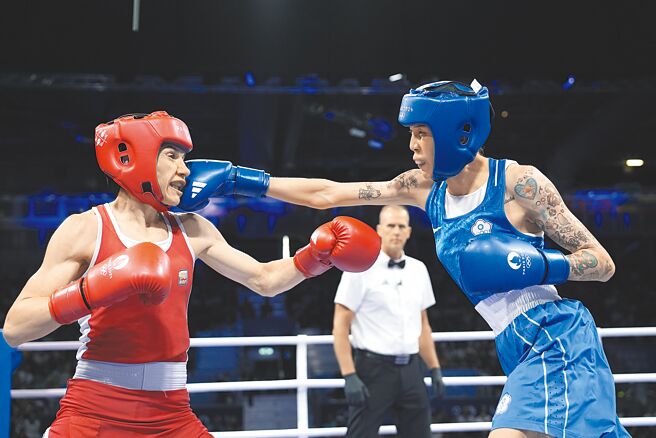 中華隊黃筱雯（右）一記右直拳正中保加利亞女將佩洛娃臉部。（美聯社）