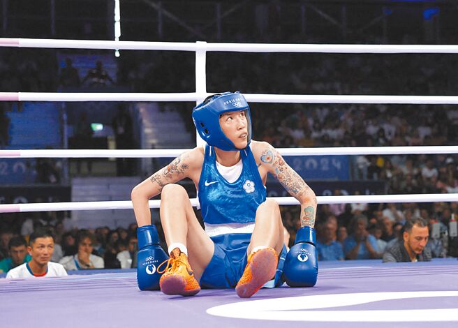 黃筱雯第3回合被對手踩到腳跌倒，裁判卻誤判為擊倒。（路透）