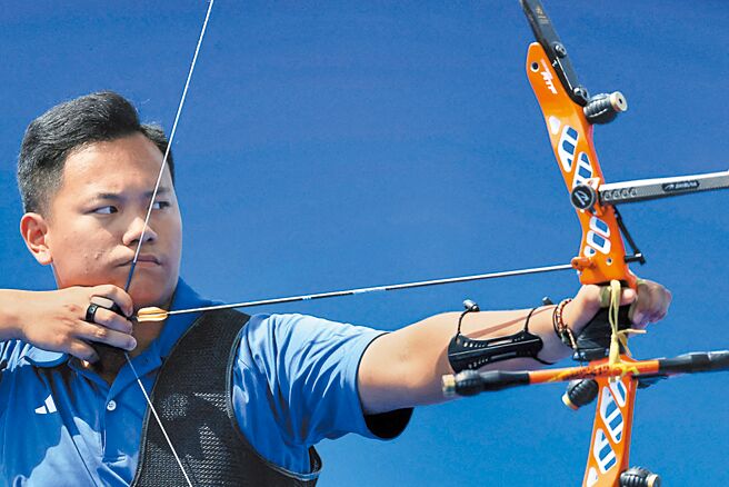 戴宇軒加射不敵法國對手，在射箭男子個人賽32強出局。（路透）