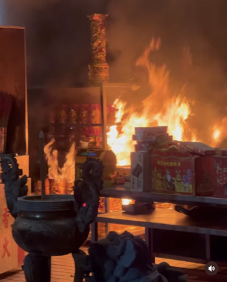 拜泡麵出名！南投「中寮石龍宮」暗夜大火  信眾吃一半狂逃