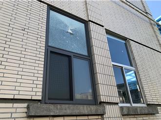 蘭陽女中遭槍擊！大禮堂窗戶遭彈珠槍掃射驚現30餘彈孔