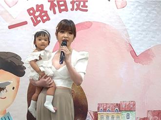 許維恩女兒「忒忒」喝母乳頭好壯壯　紗巾圍著高鐵大方哺乳