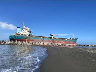 凱米颱風意外製造「打卡景點」 擱淺貨輪變身台南熱門新地標